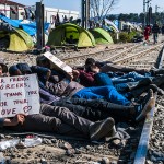 profughi siriani in protesta sul confine con la macedonia a idomeni in grecia