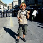 Genova G8 2001 Un dimostrante pacifista mette in mostra le sue doti giocogliere davanti alle forze di Polizia