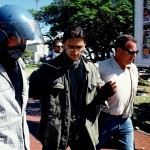 G8 Genova 2001 Agenti di Polzia hanno arrestato un dimostrante