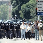 G8 Genova 2001 Polizia di Stato in assetto anti sommossa pronti ad intervenire