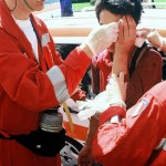 Genova G8 2001 un dimostrante viene medicato dal personale del 118 di Genova