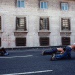 Genova G8 2001 dimostranti sfidano le forze di Polizia