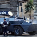 G8 Genova 2001 un polizziotto con un un blindato presidia una via di Genova