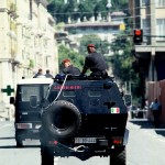 G8 Genova 2001 Reparto di Carabinieri Paracadutisti del Tuscania percorrono con i blindati le vie di Genova