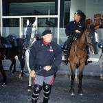 Polizioa di Stato a cavallo per le vie di Genova