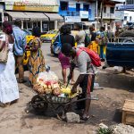 un venditore ambulante di ananas e anguria in una via di yaoundè in camerun