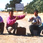 Tunisia, ragazzini venditori di Tè sulla strada verso Gafsa