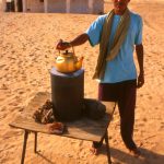 Algeria, un venditore di Tè e rose del deserto al bivio di Square Bresson