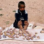 giordania, petra, little boy that sells small mineral souvenirs