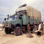 Algeria, un camion in panne sulla pista Tamnarasset, In Guezzam