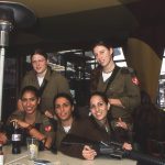 Israele donne militari in un Pub a Tel Aviv