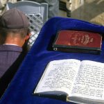 Israele, fedele mentre prega al muro del pianto a Gerusalemme