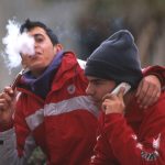 Israele Tel Aviv giovani che fumano il narghilè