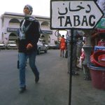 Tunisia, donna in una via a Jerba