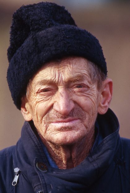 Romania, un uomo si presta per un ritratto lungo la strada sui Carpazi