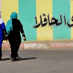 Tunisia donne in una via a Tozeur