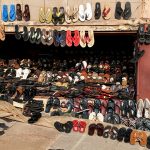 negozio di scarpe in una via di yaoundè in camerun