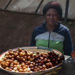 uno dei più tipici street food della cucina africana, le frittelle puff puff al mercato di yaoundè in camerun