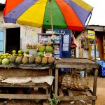 una bancarella di frutta in una via a yaounde in camerun