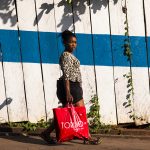 una donna in una via di yaoundè in camerun