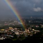 arcoballeno dopo un temporale su yaoundè in camerun